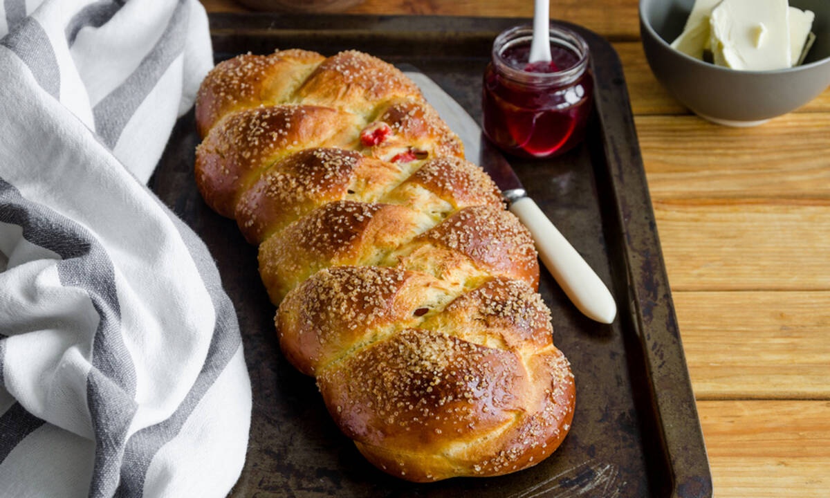 Σας περίσσεψε πασχαλινό τσουρέκι; Δείτε τι γλυκά μπορείτε να φτιάξετε (vid)