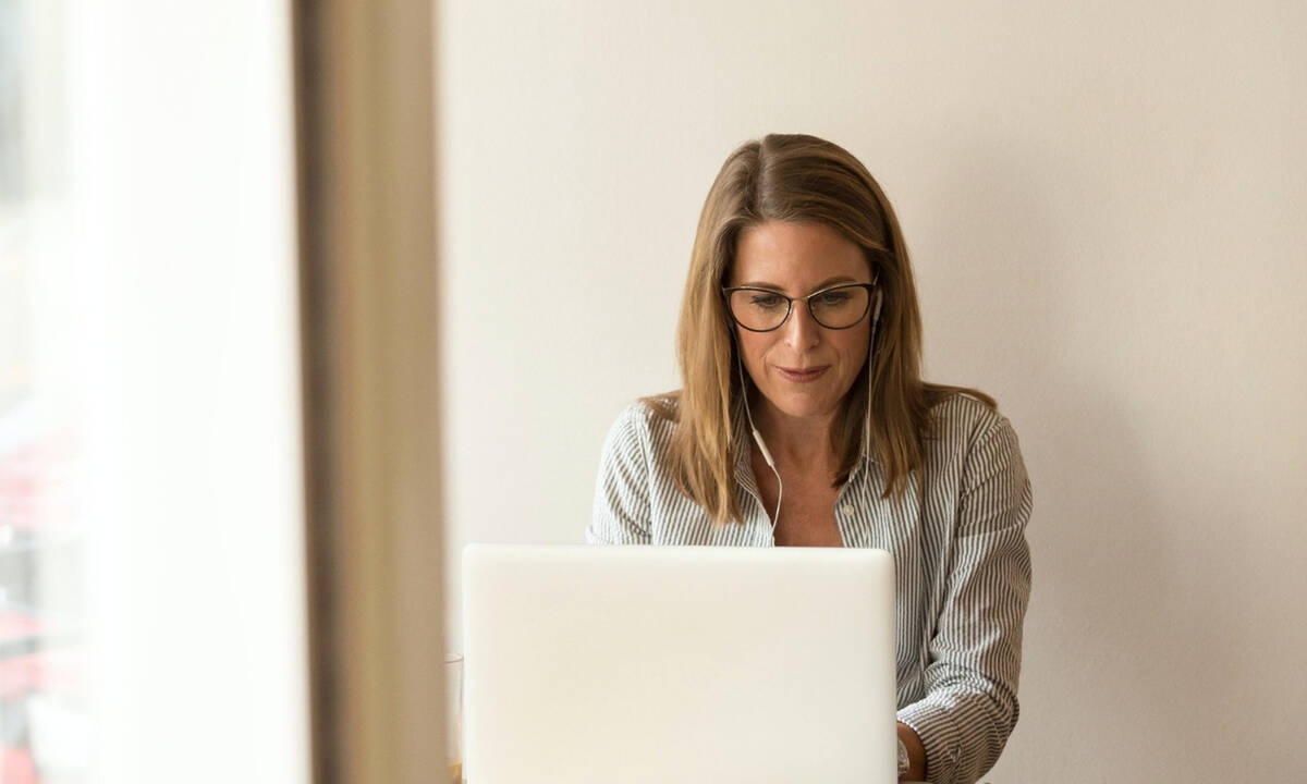 Είσαι άνεργη; Δες πώς και πότε θα πάρεις τα χρήματα για το επίδομα των 400 ευρώ