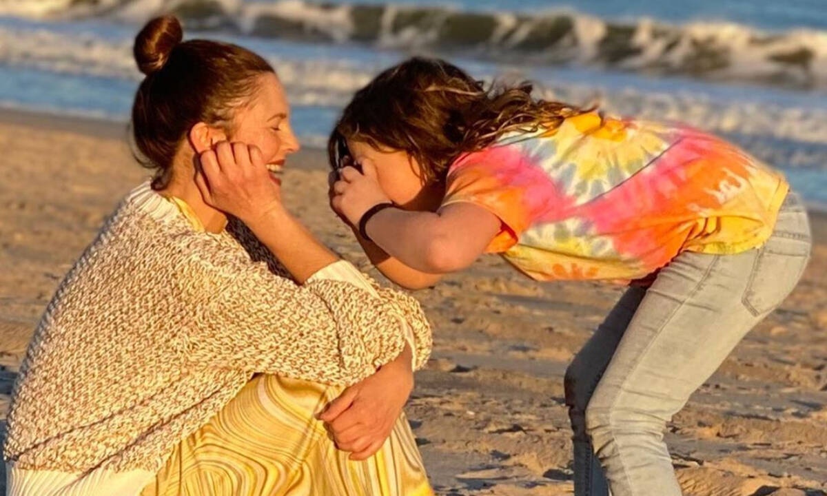 Η Drew Barrymore μιλά για την μητρότητα εν μέσω πανδημίας: «Κλαίω κάθε μέρα»