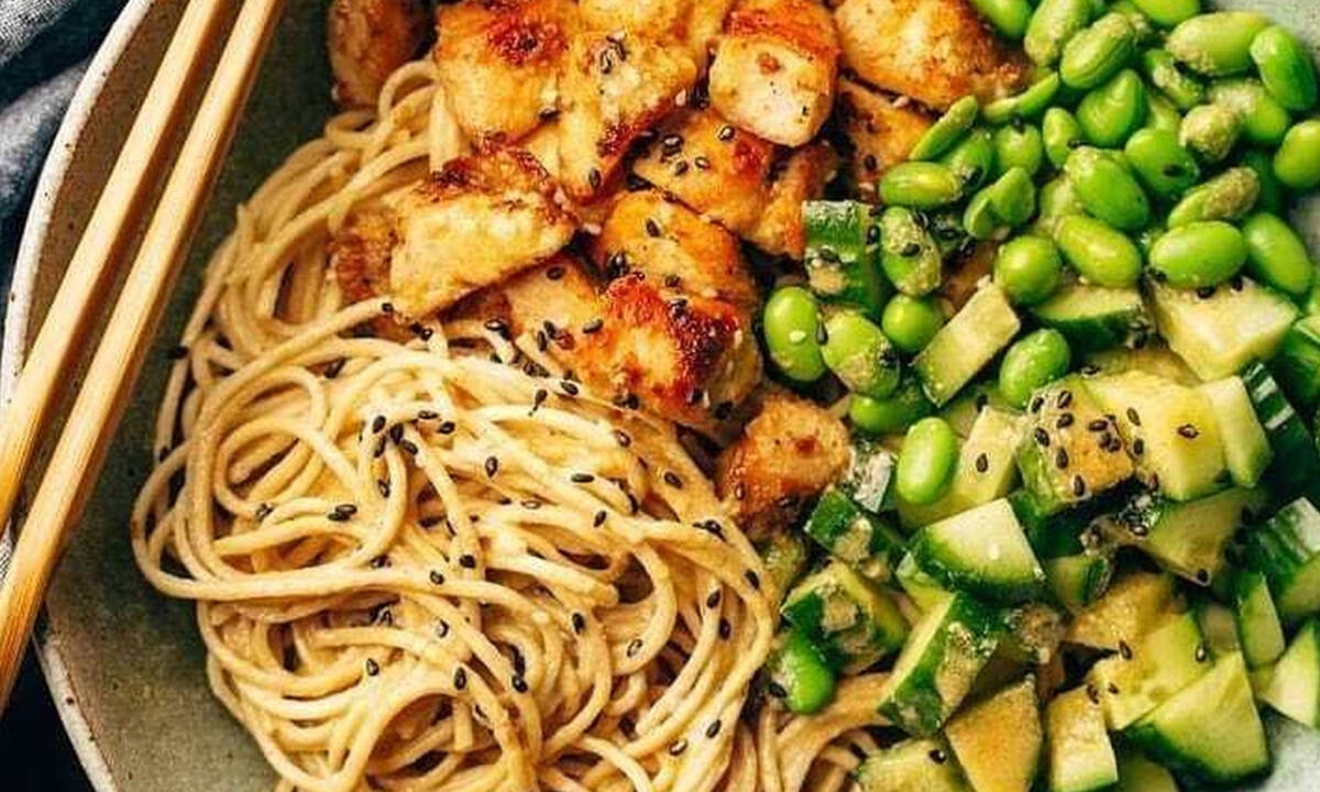 Νούντλς με γλυκόξινο κοτόπουλο