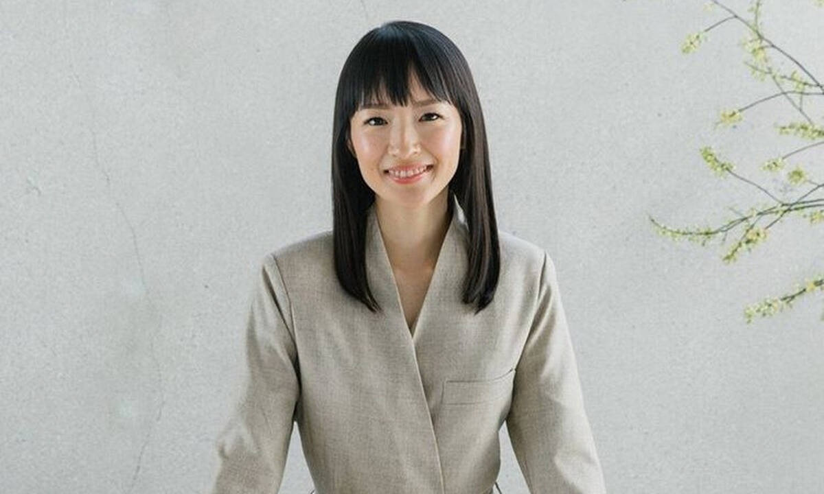 Η κυβερνήτης του Τόκιο προτείνει «Μένουμε σπίτι και συμμαζεύουμε όπως το κάνει η Μαρί Κοντό»