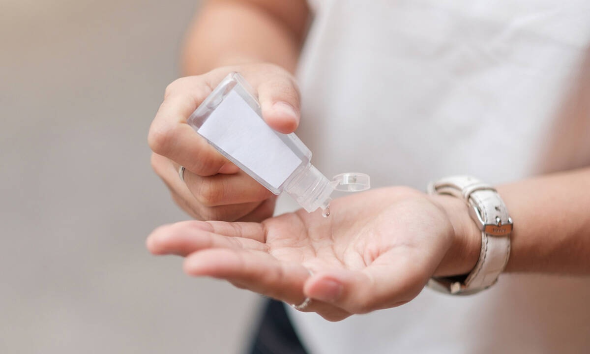 Οφέλη και κίνδυνοι από τη χρήση απολυμαντικού χεριών (βίντεο)