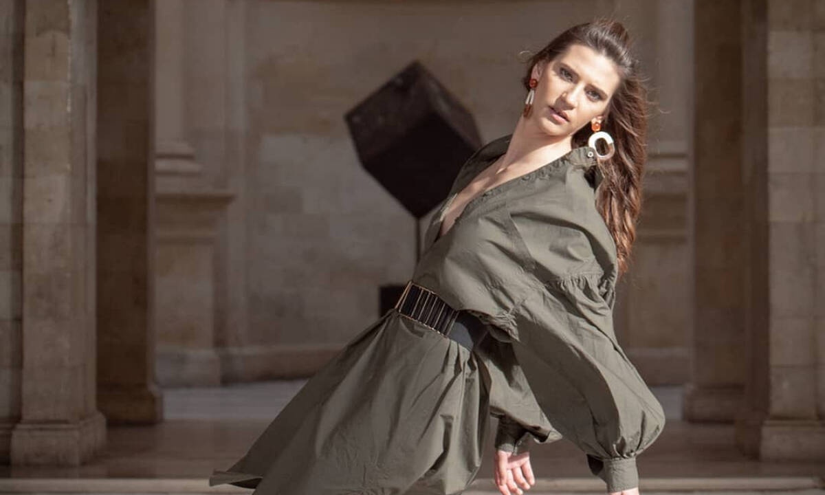 Μαρία Μιχαλοπούλου: Η «αγρότισσα» του GNTM φωτογραφήθηκε σε μαντρί και μας τρέλανε