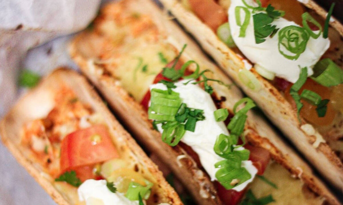 Αυτήν την Κυριακή που #menoumeSpiti φτιάχνουμε δικά μας tacos. Δες τι υλικά χρειάζεσαι