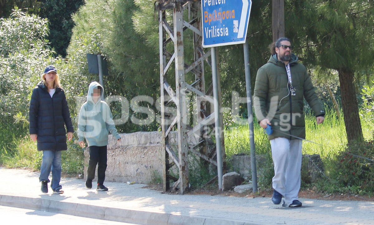 Έλενα Κατραβά-Λορέντζο Καριέρε: Με τον γιο τους για περίπατο στο Χαλάνδρι