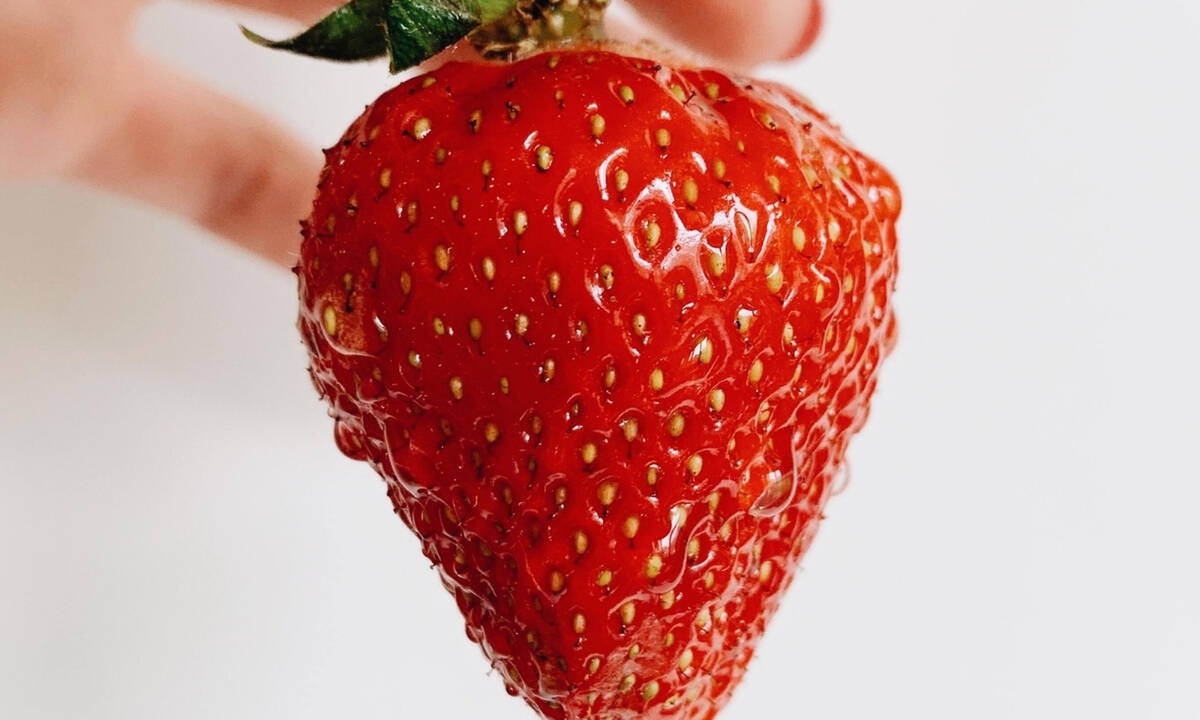 Τα 5 οφέλη που προσφέρει η φράουλα στο δέρμα σου