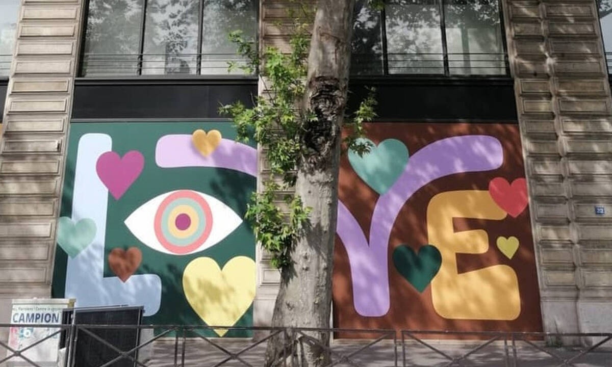 Ο οίκος Louis Vuitton προωθεί την τέχνη και την αισιοδοξία στους περαστικούς του Παρισιού