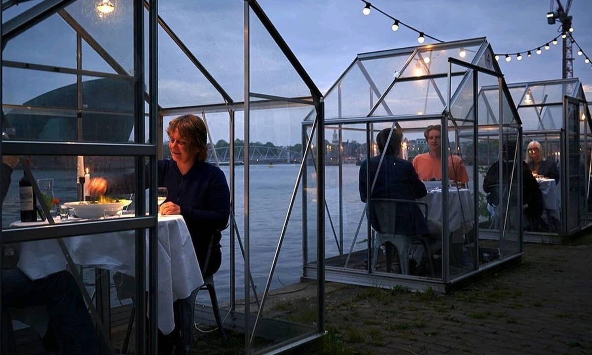 Το εστιατόριο με τους γυάλινους θαλάμους που κάνει τον δείπνο υπό το φως των κεριών μοναδικό