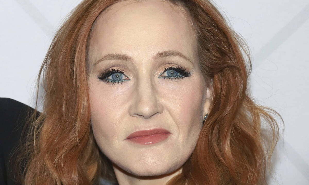 Η Τζ.Κ.Ρόουλινγκ προσφέρει 1 εκατομμύριο λίρες σε θύματα ενδοοικογενειακής βίας και άστεγους