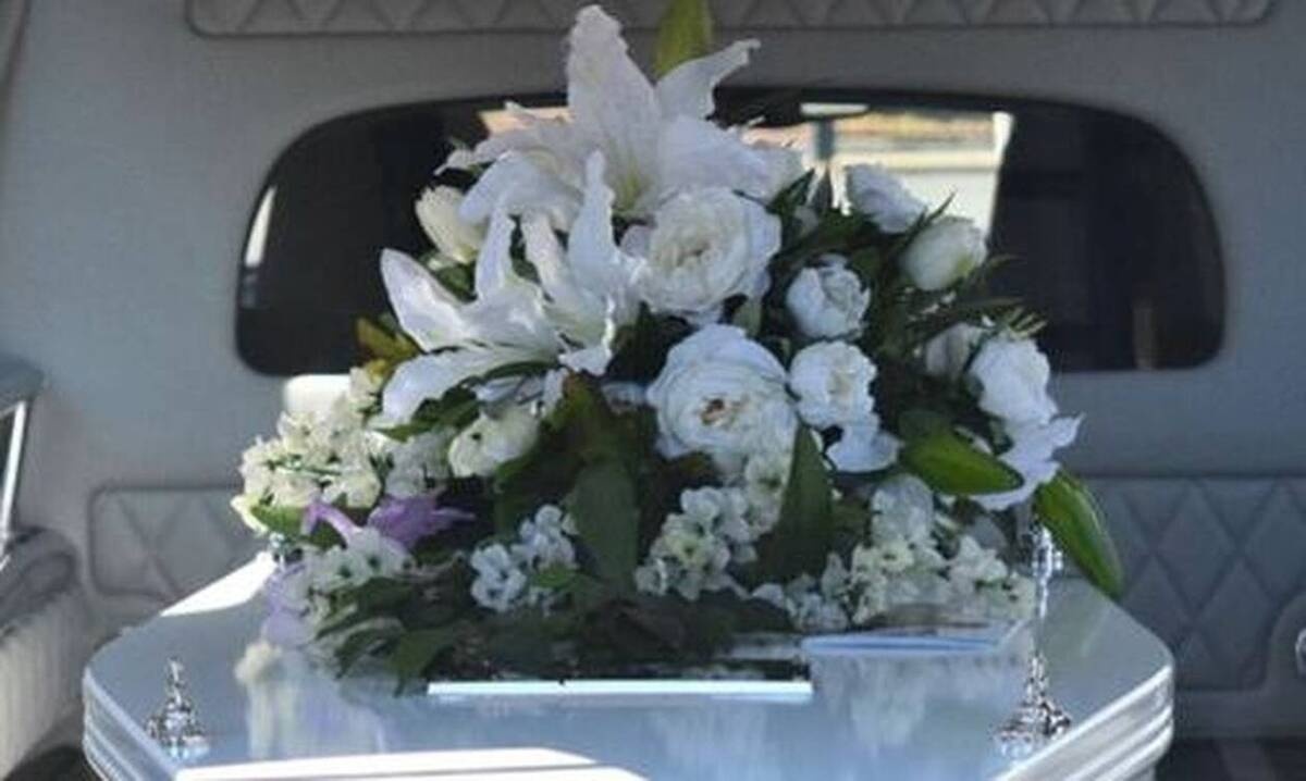 Χαμός σε κηδεία: Κοίταξαν το φέρετρο και «πάγωσαν» με αυτό που είδαν