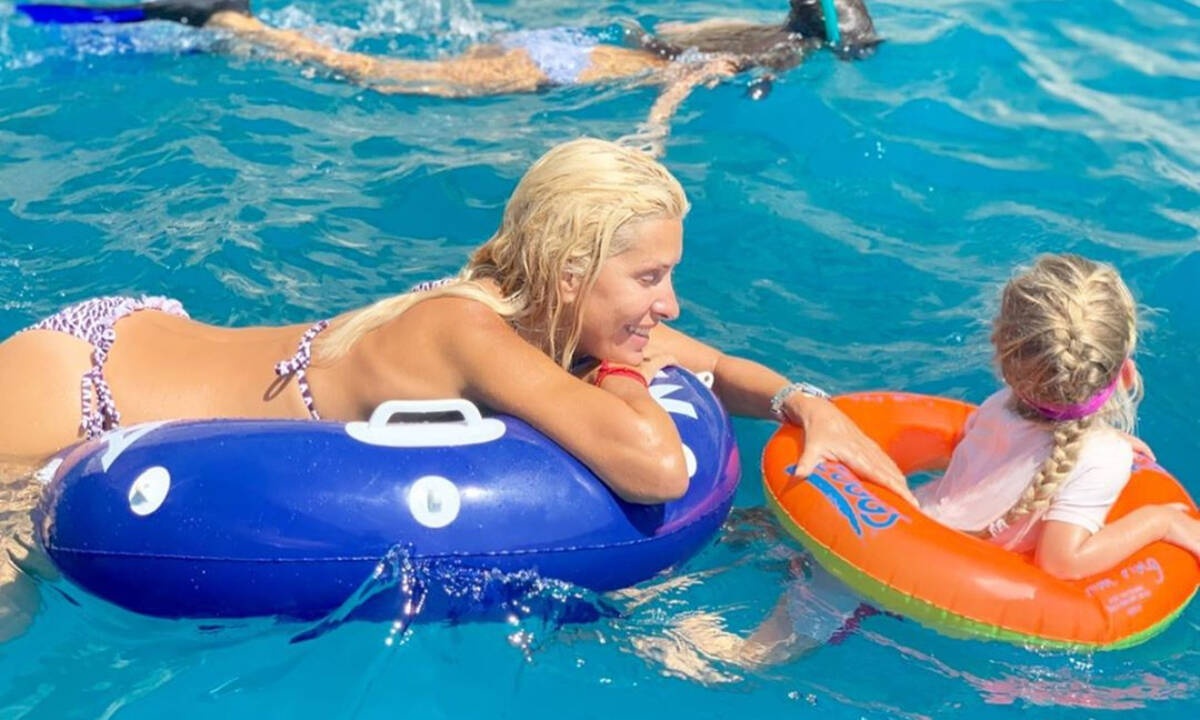 Ελένη Μενεγάκη: Με τις κόρες της για βουτιές (pics)