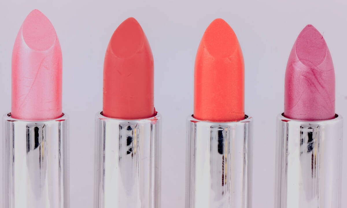 8 αδιάβροχα κραγιόν που θα μείνουν στα χείλη σου από το πρωί ως το βράδυ