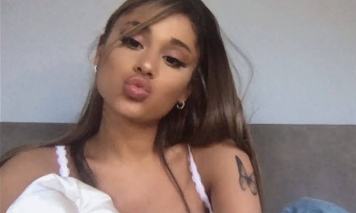 Η Ariana Grande κατηγορείται για ένα απίστευτο πράγμα, αλλά η απάντησή μόλις έκλεισε τα στόματα