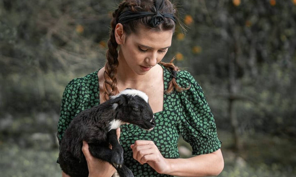 Το GNTM είναι παρελθόν: Η Μαρία η αγρότισσα βγήκε topless και τα ξεχάσαμε όλα