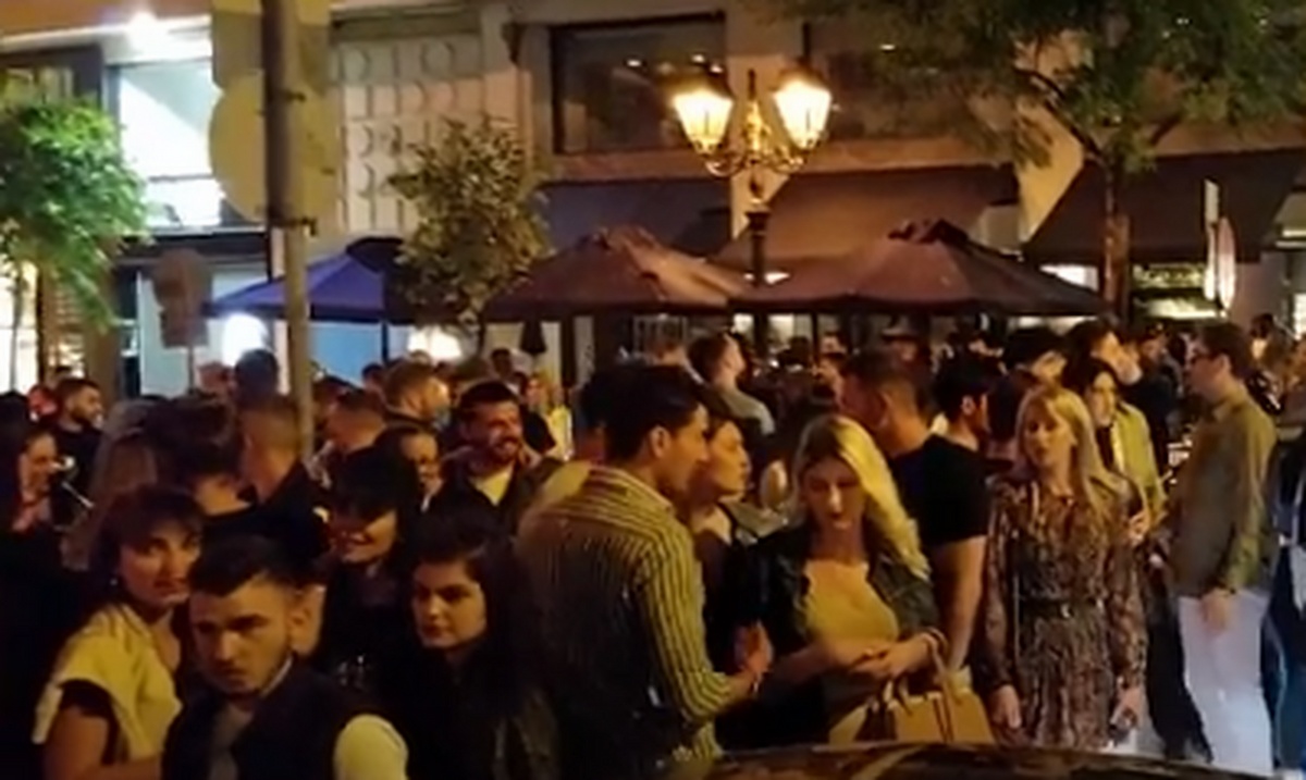 Εικόνες συνωστισμού σε Ψυρρή και Θεσσαλονίκη: Κοσμοσυρροή, μουσική και ποτά take away 