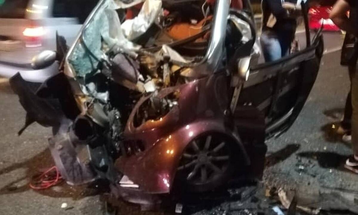 Σοκαριστικές εικόνες από τροχαίο στη Λ.Μαραθώνος: Έπεσε σε κολώνα της ΔΕΗ, σώθηκε από θαύμα