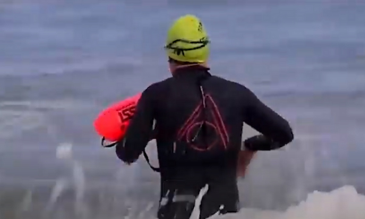 Φοβάται τον κορονοϊό και δεν ανεβαίνει στα μέσα - Δείτε πώς πάει στη δουλειά του (pics)