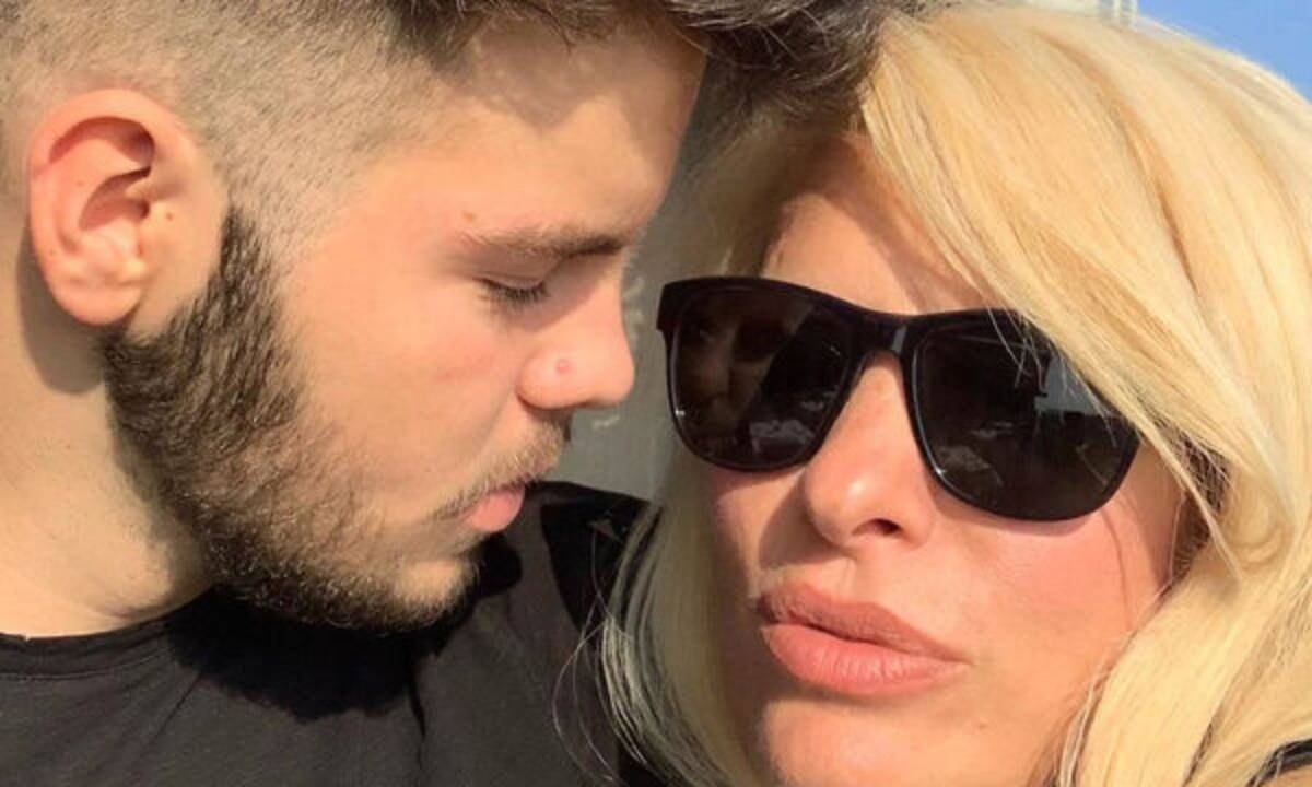 Άγγελος Λάτσιος: Η νυχτερινή βόλτα στην Αθήνα - Το βίντεο που θα γίνει viral (vid)