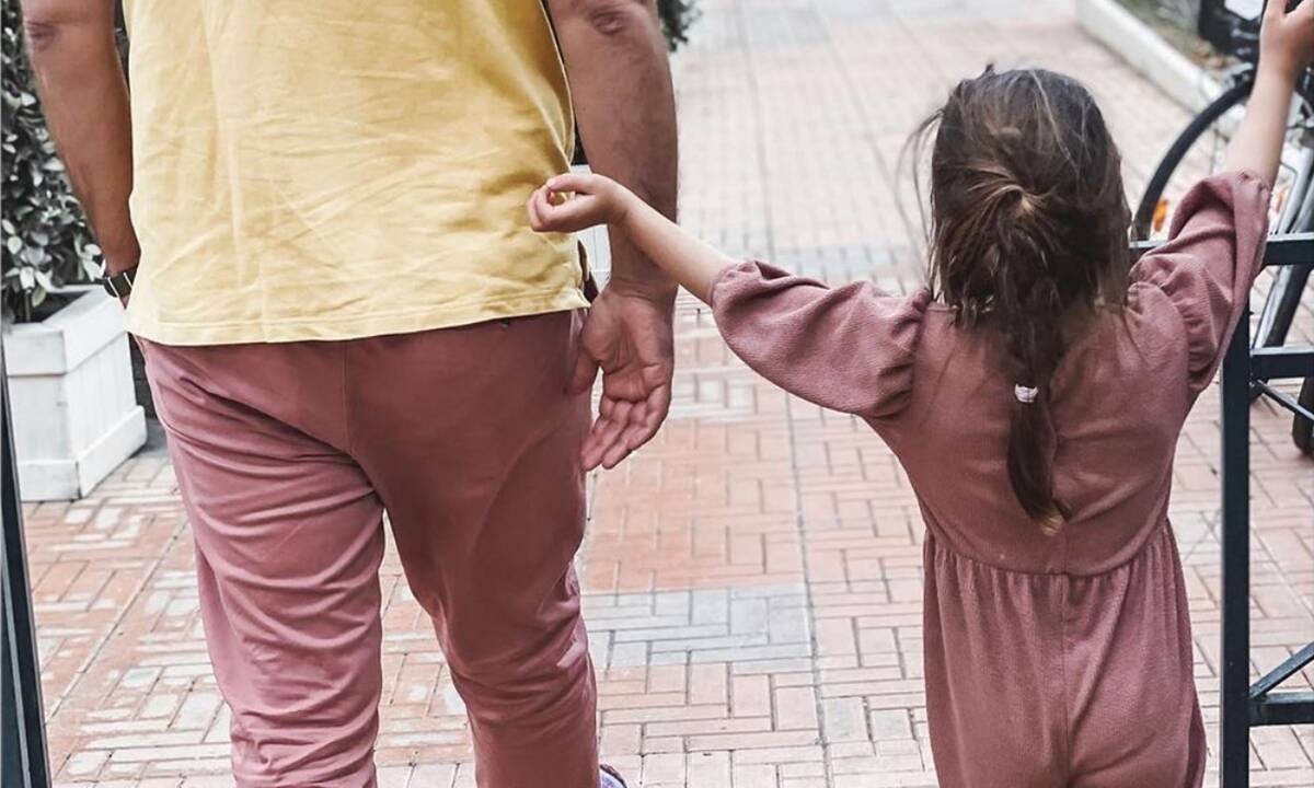 Γνωστός Έλληνας μπαμπάς ντύθηκε ασορτί με την κόρη του και βγήκαν βόλτα (pics)