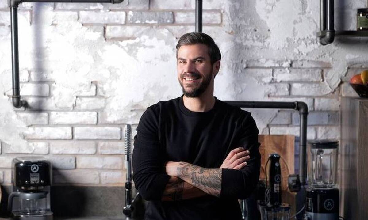 Ο Άκης Πετρετζίκης μας δίνει τη συνταγή του για αβγά μιμόζα!