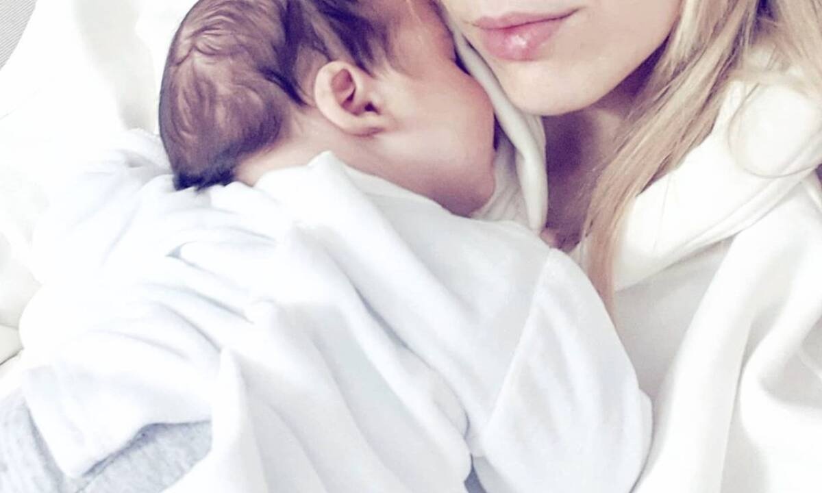 Οι βραδινές αγκαλιές Ελληνίδας μαμάς με τον γιο της (pics)