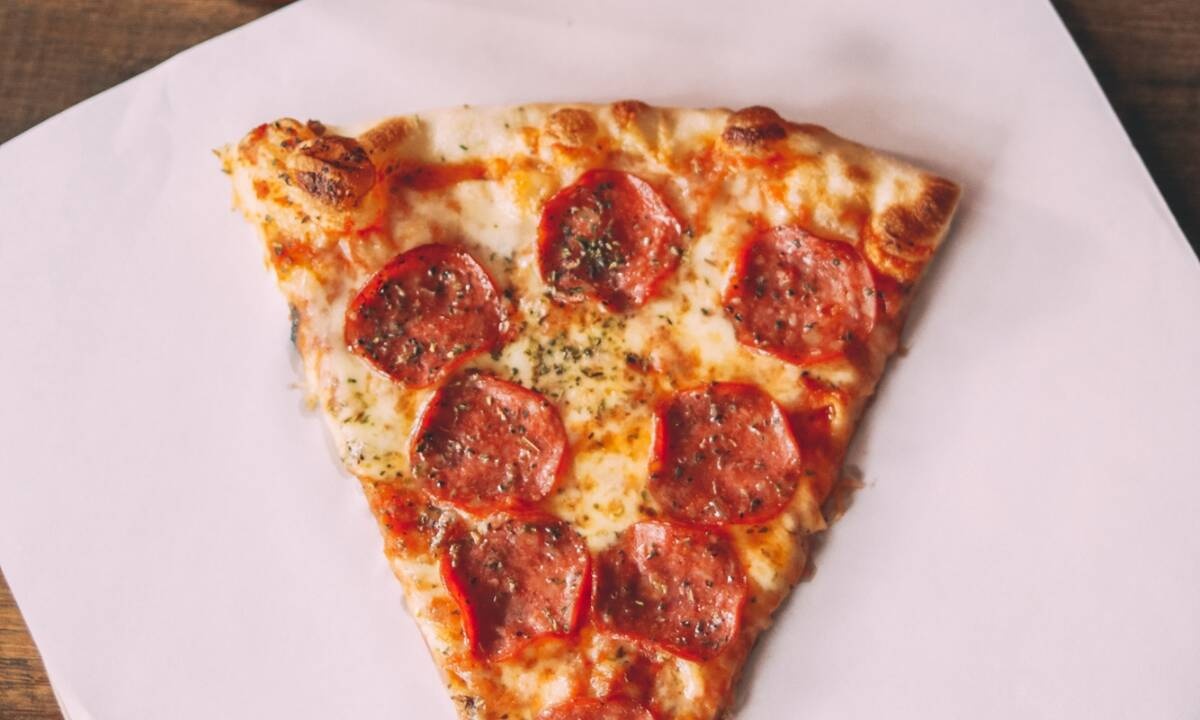 Φτιάξε πίτσα μέσα σε 5’ χωρίς φούρνο και χωρίς μαγιά