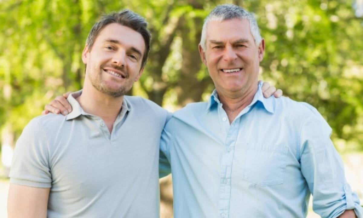 Τι είναι αυτό που κάνει τα μαλλιά να γκριζάρουν; (βίντεο)