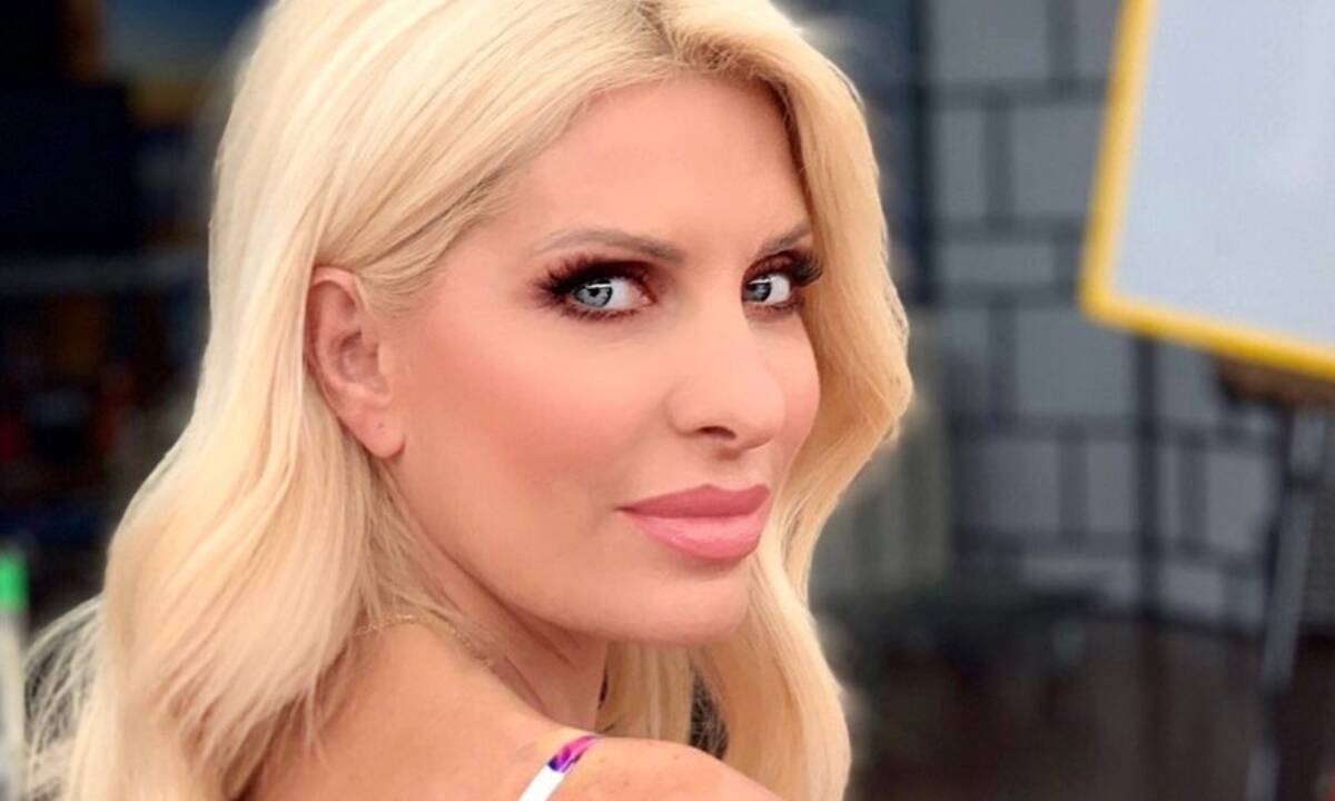 Αν η Ελένη Μενεγάκη ήταν άντρας θα ήταν κάπως έτσι...