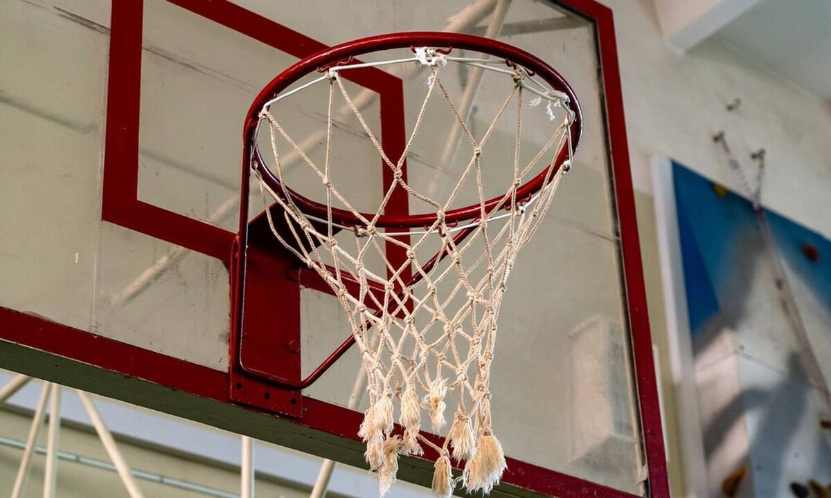 Σοκ σε γήπεδο μπάσκετ - Κρεμάστηκε άνδρας στην μπασκέτα