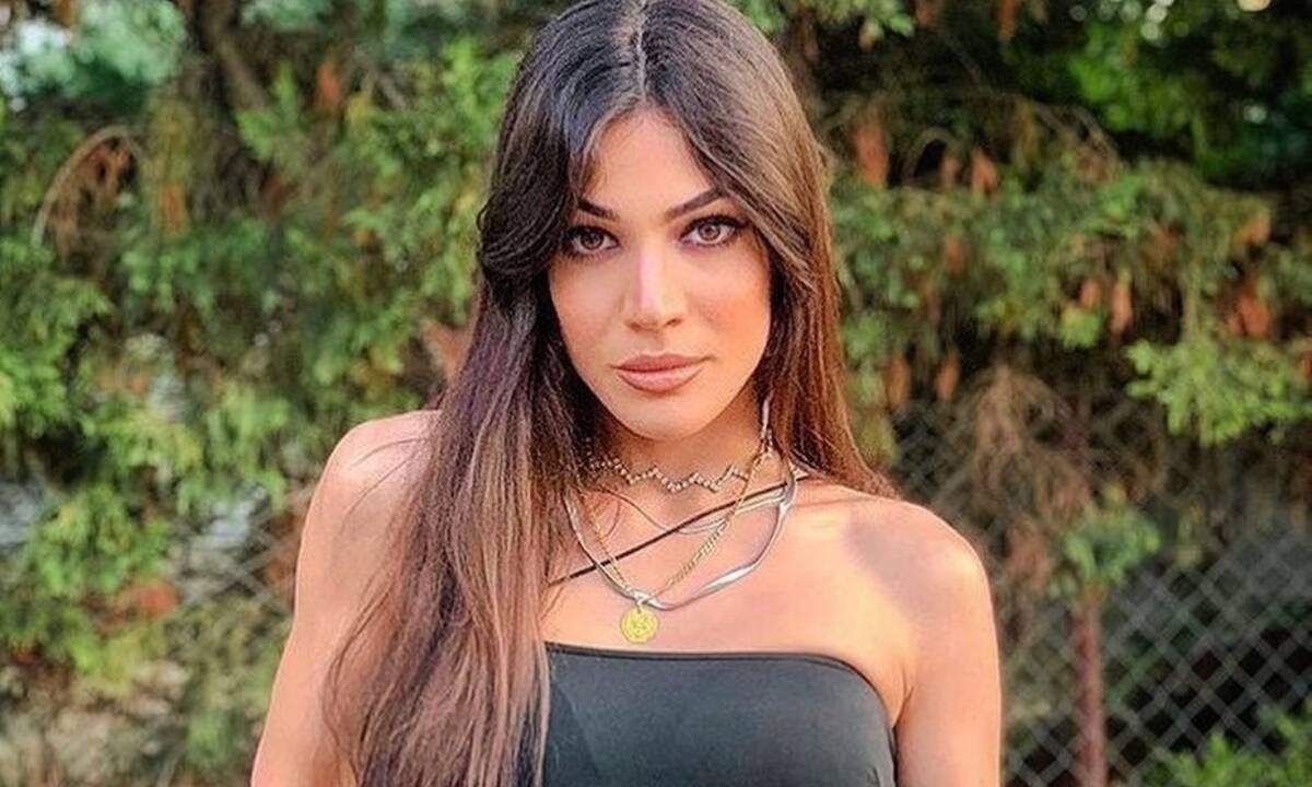 Σας παρακαλώ:Η Ήβη Αδάμου ποζάρει με μαγιό κι εμείς ενθουσιαζόμαστε(photos)