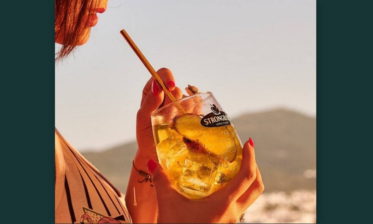 After work bliss: Έτσι θα οργανώσεις το απόλυτο golden hour ραντεβού με τις φίλες στο μπαλκόνι