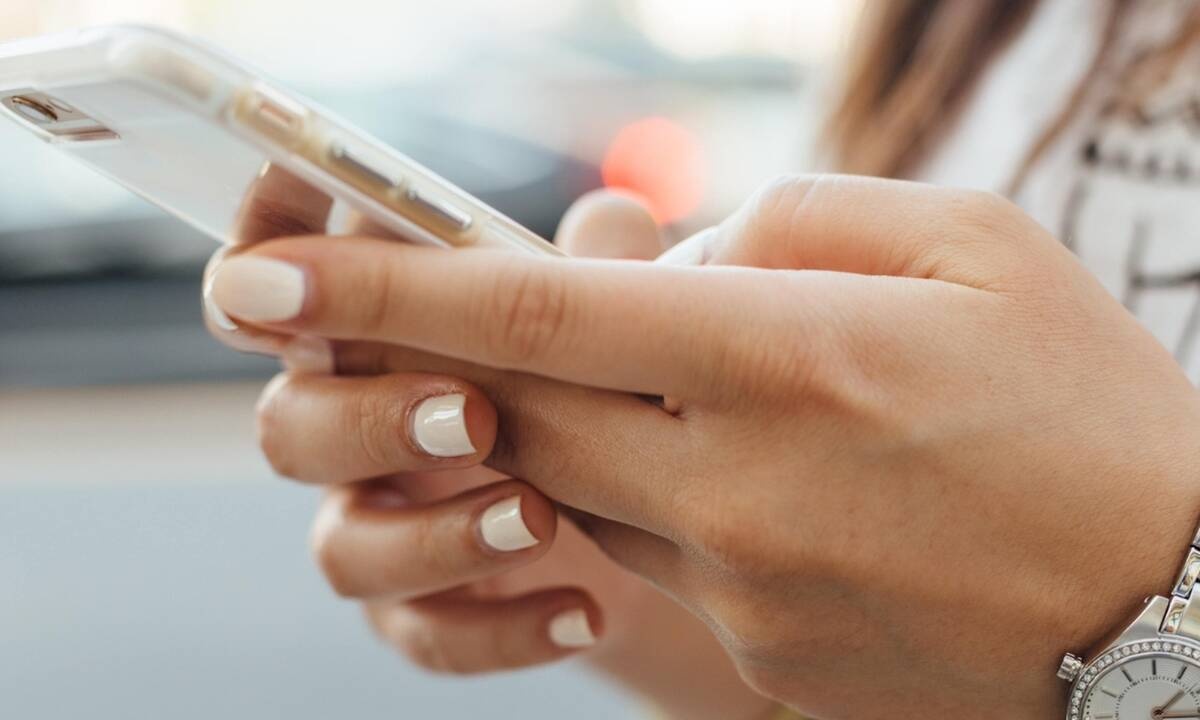 3 λόγοι που πρέπει ν' αποφεύγεις το κινητό σου όταν πηγαίνεις στο μπάνιο