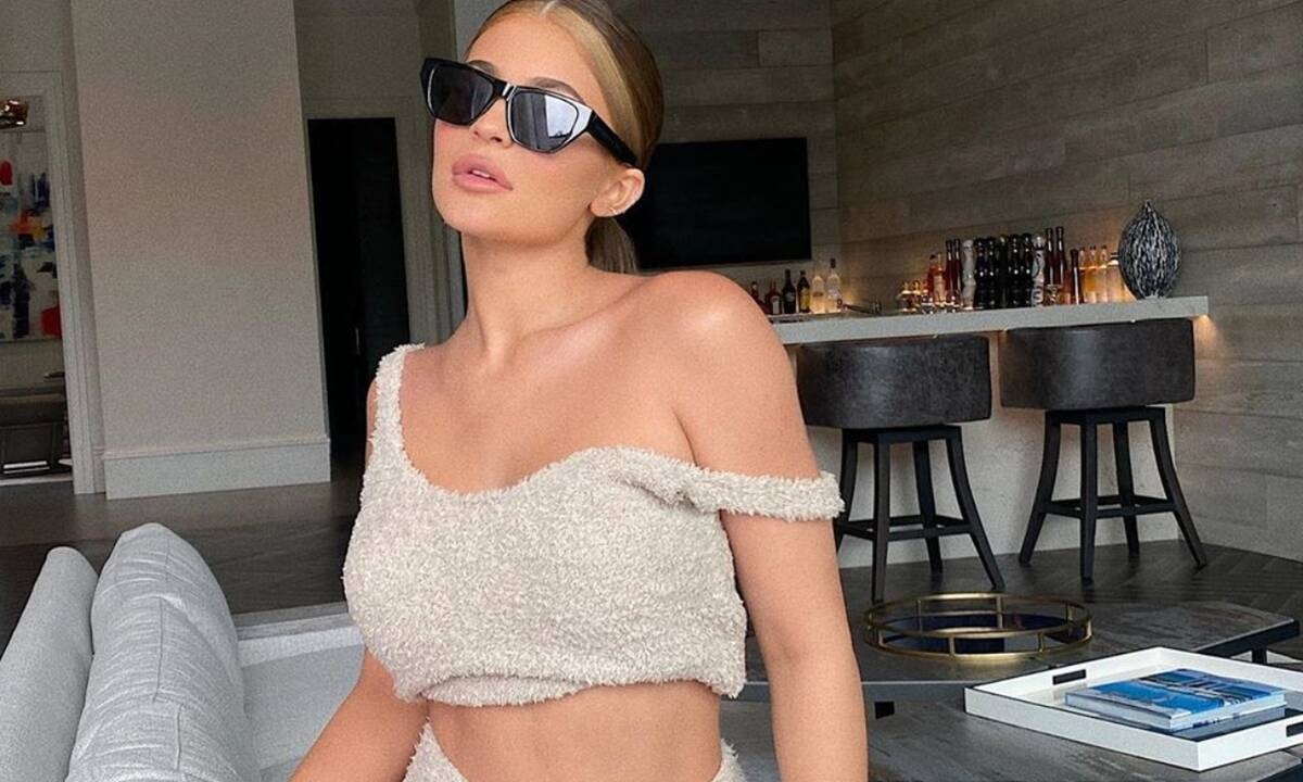Η Kylie Jenner φόρεσε το απόλυτο χρώμα μαγιό για μελαχρινές
