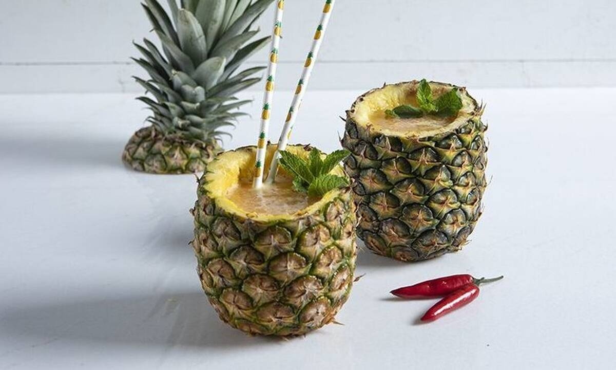 Ο Άκης Πετρετζίκης ετοιμάζει fruit punch με ανανά