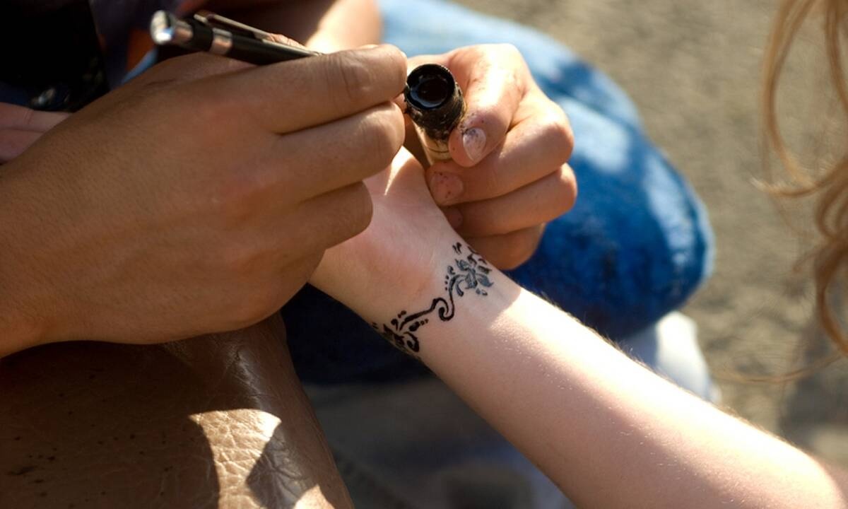 Τατουάζ με μαύρη χέννα: Γιατί πρέπει να τα αποφεύγετε