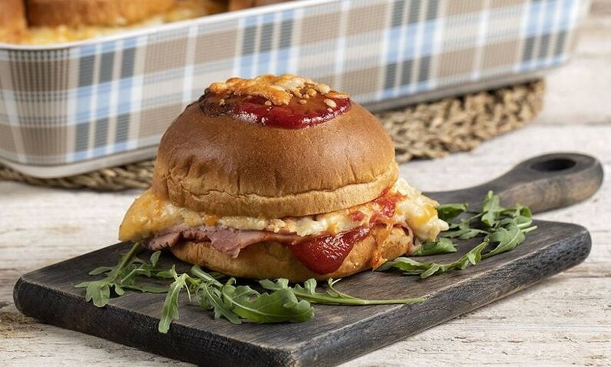 Burger croque monsieur από τον Άκη Πετρετζίκη