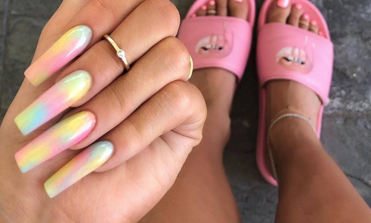 Τώρα μπορείς κι εσύ να κάνεις τα tie-dye νύχια της Kylie Jenner!