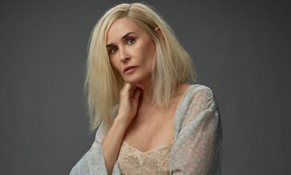 H Demi Moore έγινε ξανθιά και πραγματικά είναι μια άλλη