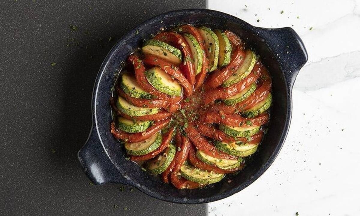 Ρατατούι με ντομάτα και κολοκυθάκι από τον Πετρετζίκη