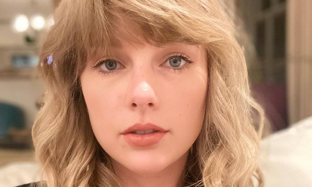 Αυτή είναι η σωσίας της Taylor Swift και η ομοιότητα είναι τρομακτική