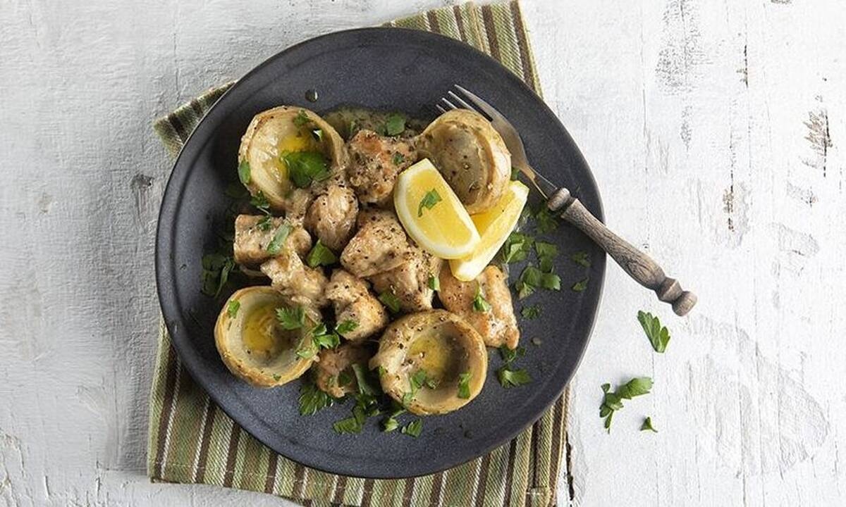 Κοτόπουλο λεμονάτο με αγκινάρες από τον Άκη Πετρετζίκη