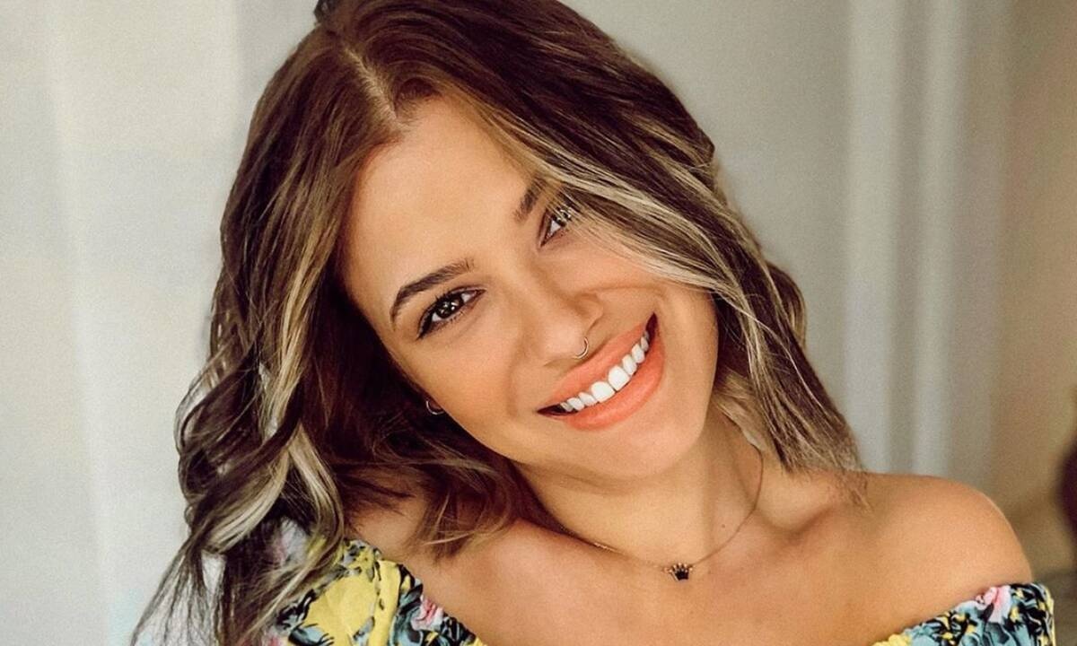 Λάουρα Νάργες: Δες τη στη Σαντορίνη χωρίς ίχνος μακιγιάζ