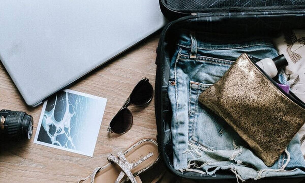 Η βαλίτσα των διακοπών: Τα outfits που μας προσφέρουν αυτοπεποίθηση κάθε στιγμή