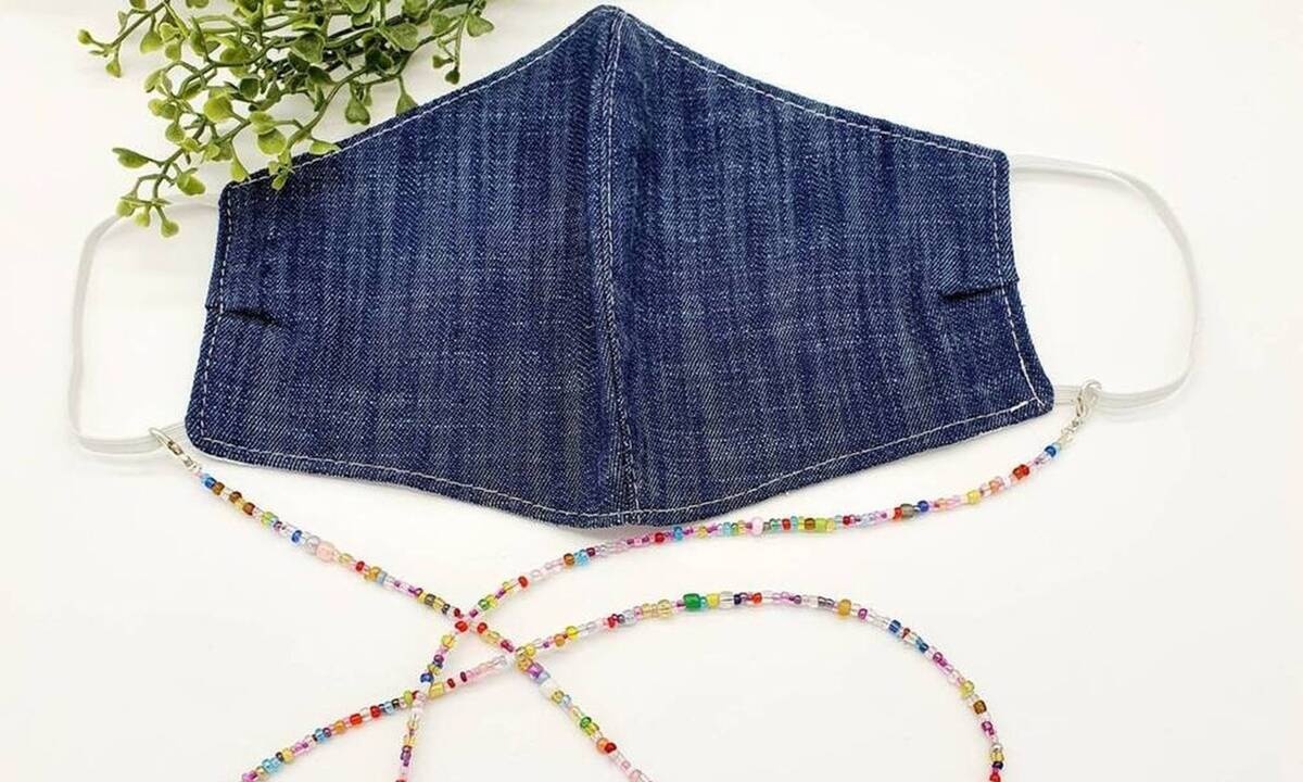 Βρήκαμε τα πιο stylish αξεσουάρ που πρέπει να προσθέσεις στη μάσκα σου