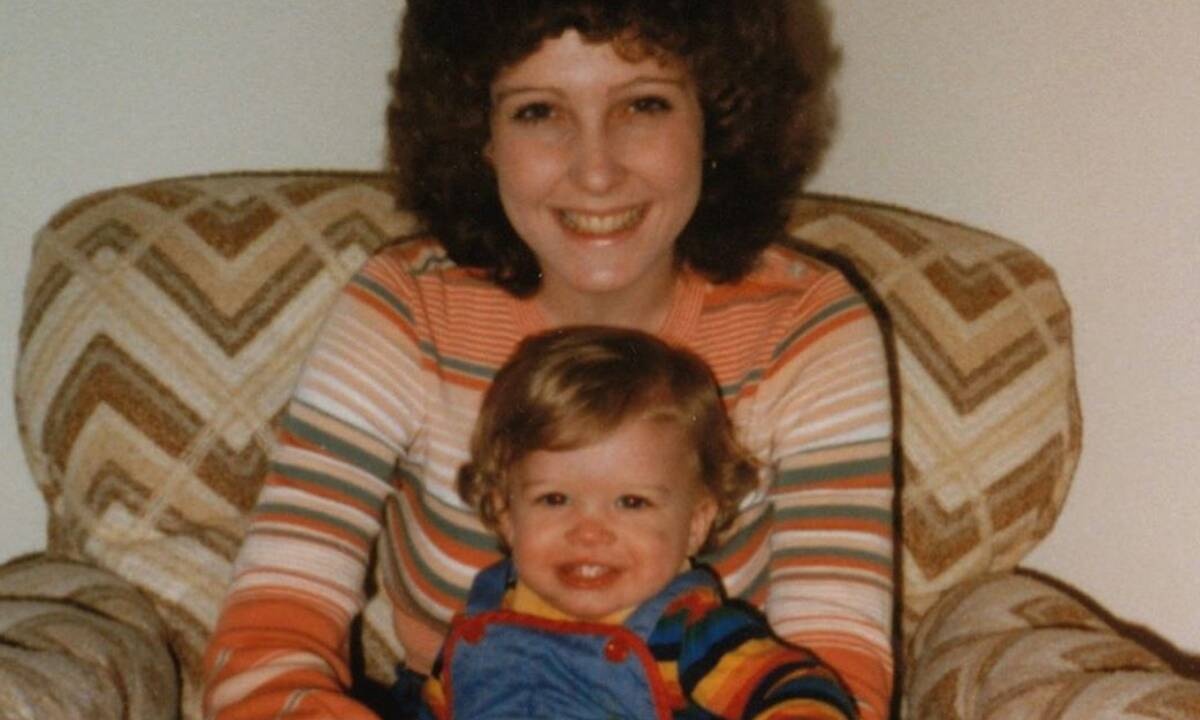 Φαντάζεσαι ποιος κούκλος τραγουδιστής είναι το αγοράκι της photo;