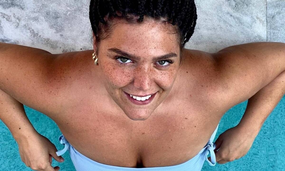 Δανάη Μπάρκα: Σου δείχνει 10 πόζες με μαγιό για εσένα που έχεις καμπύλες