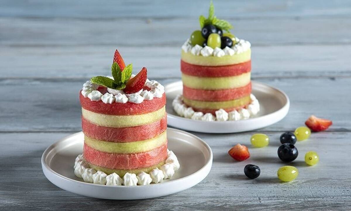 Απίθανη τούρτα καρπούζι-πεπόνι από τον Άκη Πετρετζίκη