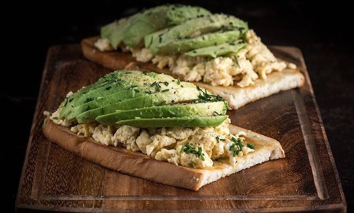 Αβοκάντο τοστ με αβγά scrambled από τον Πετρετζίκη