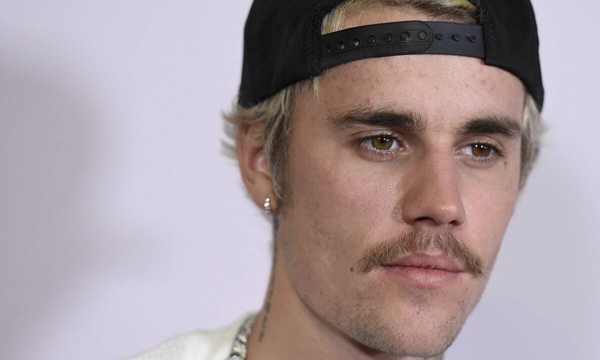 Justin Bieber: Ξανά με το περίεργο look που λατρεύει