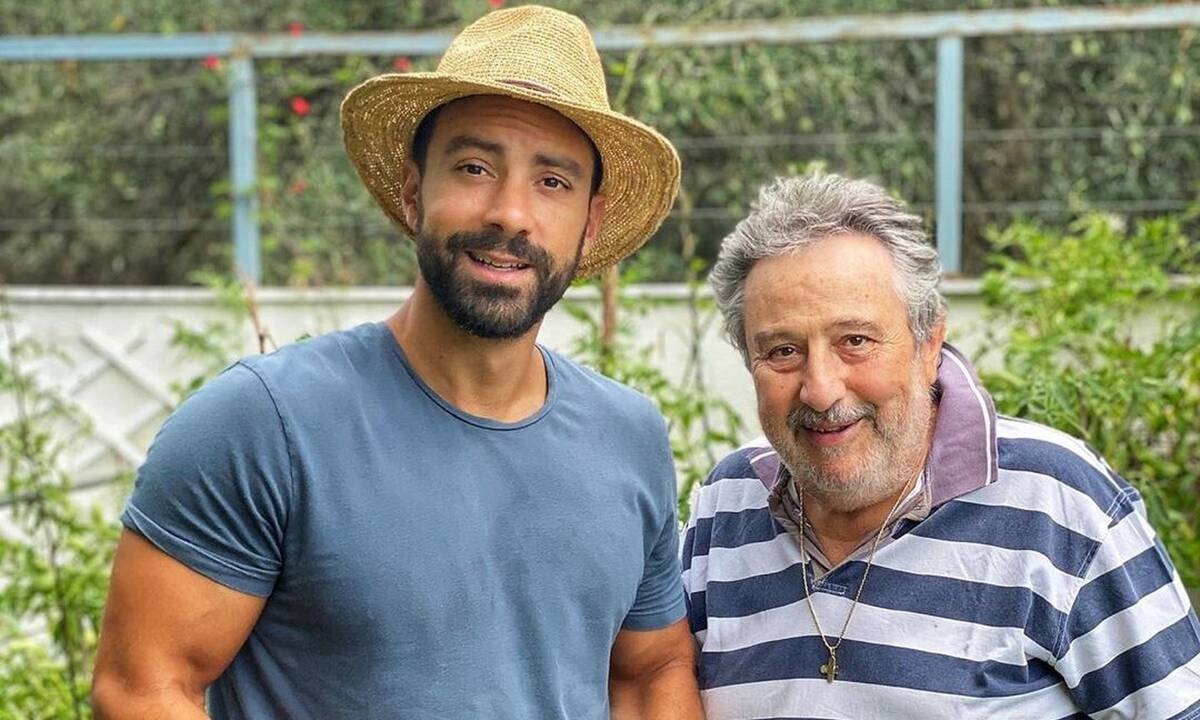 O Σάκης Τανιμανίδης κόβει λαχανικά από το μποστάνι του μπαμπά του! (vid+pics)